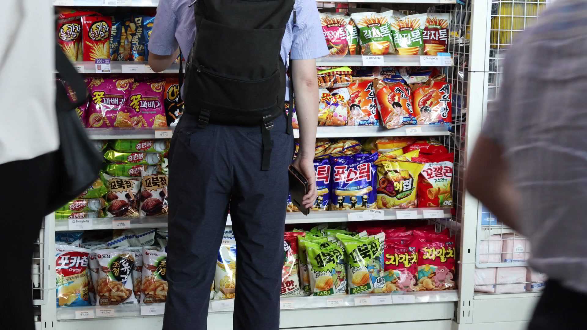 27813379_MotionElements_korean-subway-convenience-store-mart-shelves-pede-vimage-a-0080