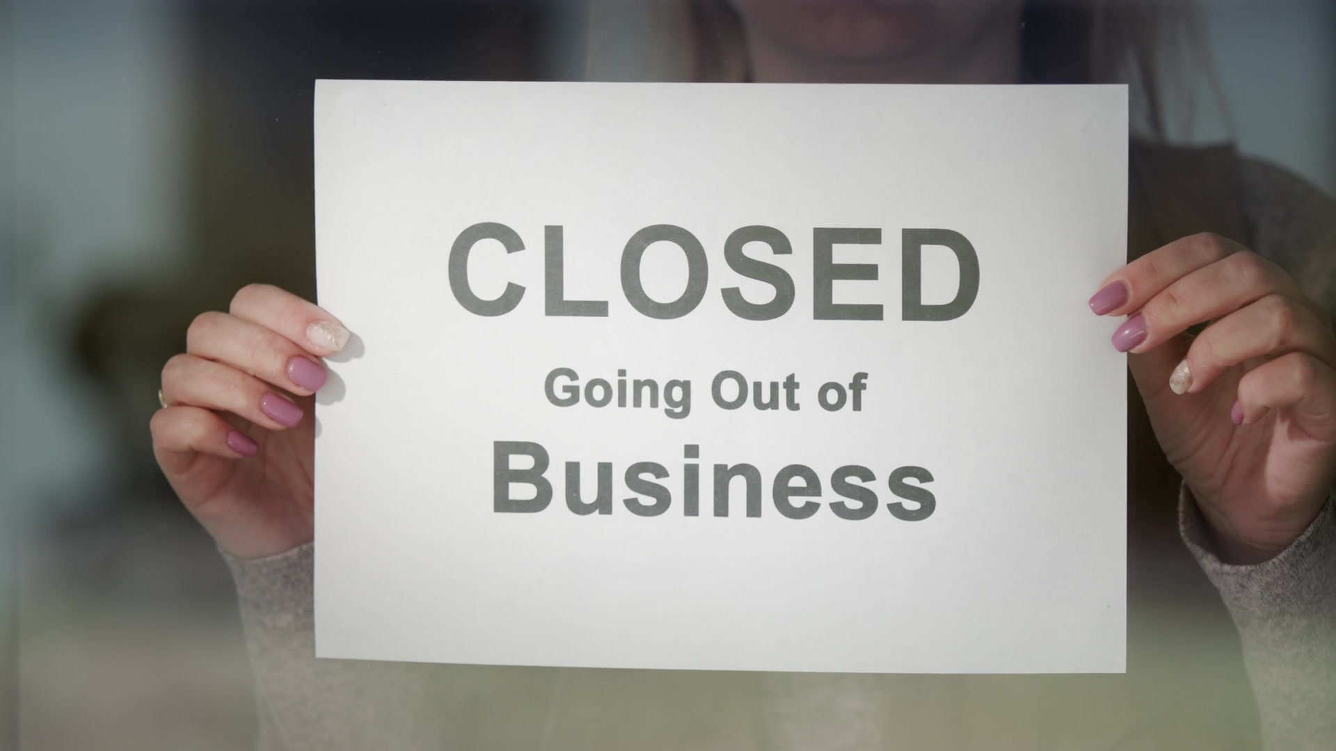 33630570_MotionElements_worker-hangs-a-banner-closed-going-out-of-business-vimage-a-0087