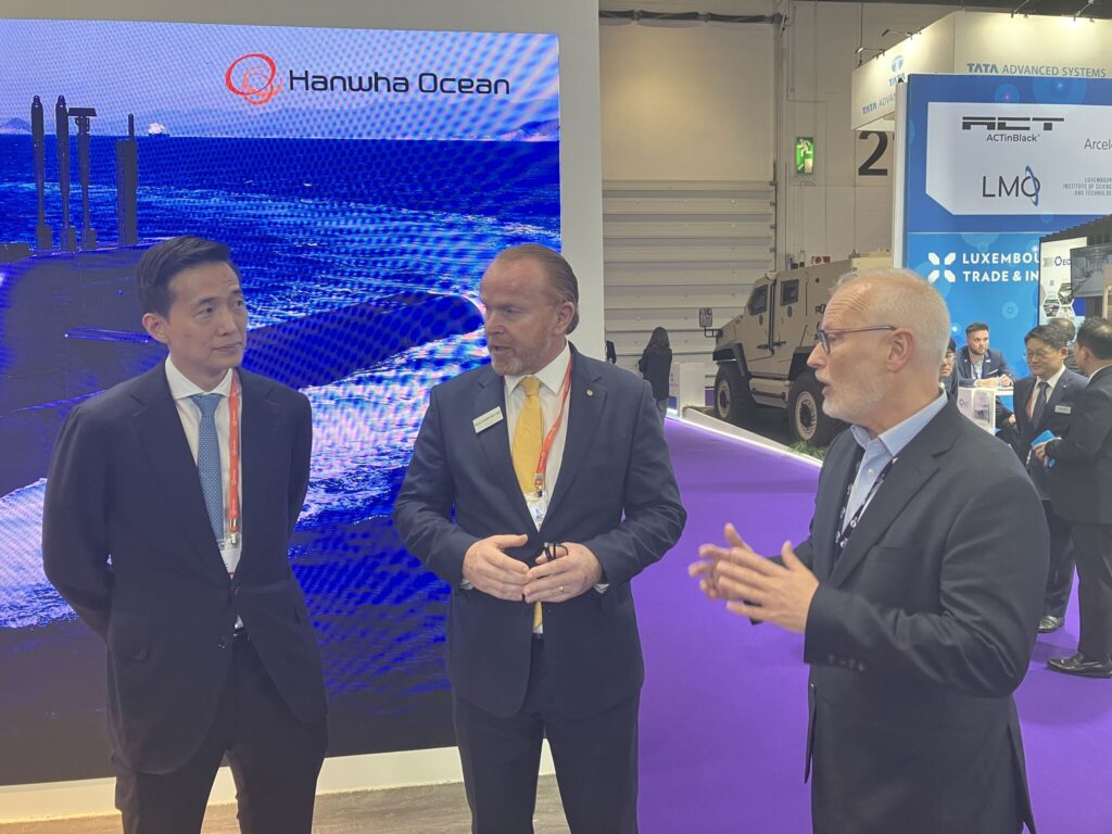 UK Investment Minister Courts Hanwha and Lockheed Martin at London Defense Show