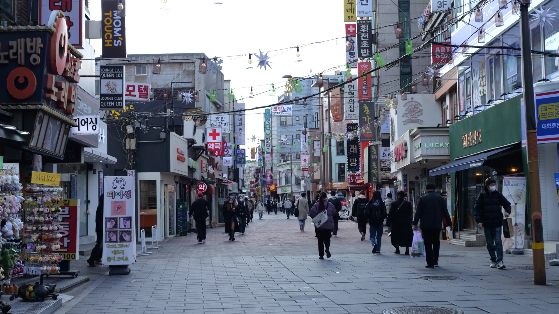 Koreans Spending Less Than 10 Years Ago… Decline in Consumption Relative to Income Across All Age Groups