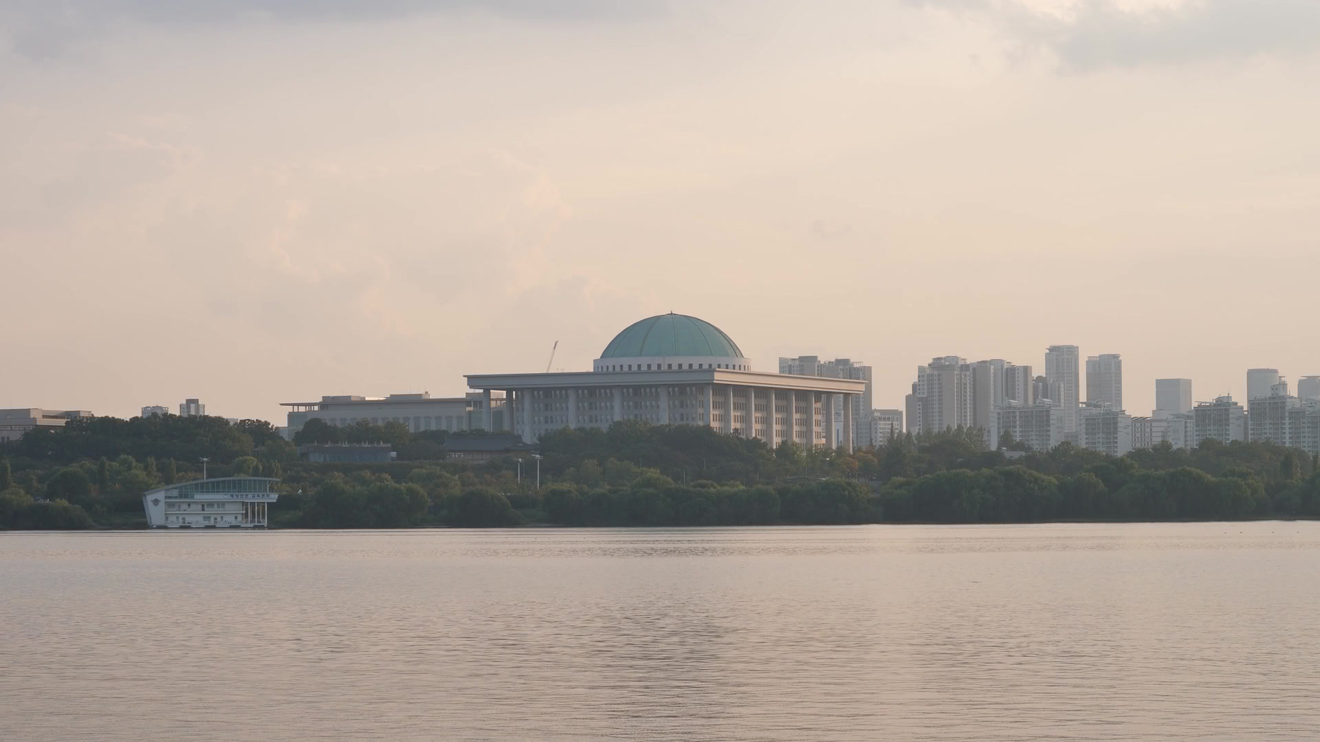 South Korean Banks Cut Jobs as Online Shift Empties Branches